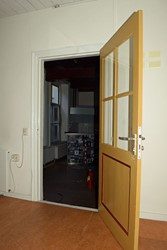 <p>Zicht op de 19e-eeuwse deuromlijsting van de toegang in de opkamer. </p>

